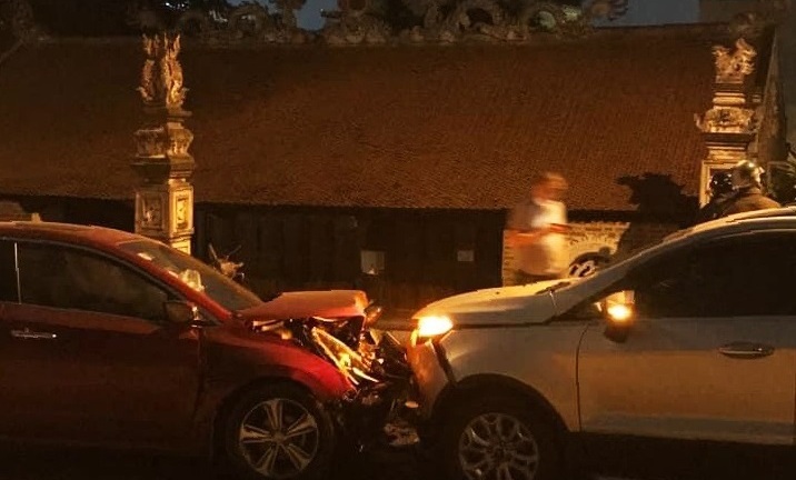 5 xe va chạm liên hoàn trong đêm ở Hà Nội, 2 nạn nhân văng từ mặt đường xuống chân đê