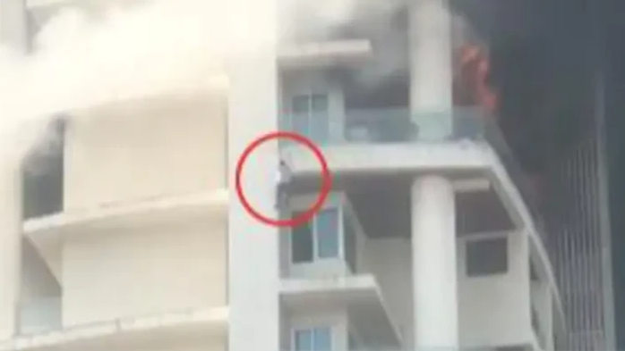 Clip: Chờ được giải cứu khỏi đám cháy, người đàn ông kiệt sức rơi thẳng từ tầng 19 
