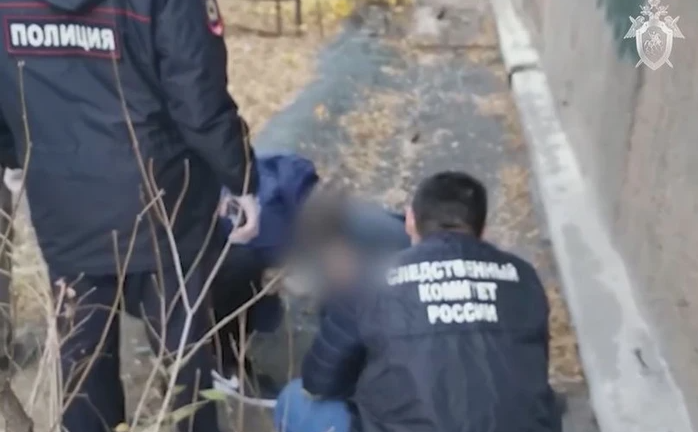 Vali bị vứt lăn lóc giữa đường, đám trẻ hoảng sợ bỏ chạy khi phát hiện điều kinh hoàng bên trong