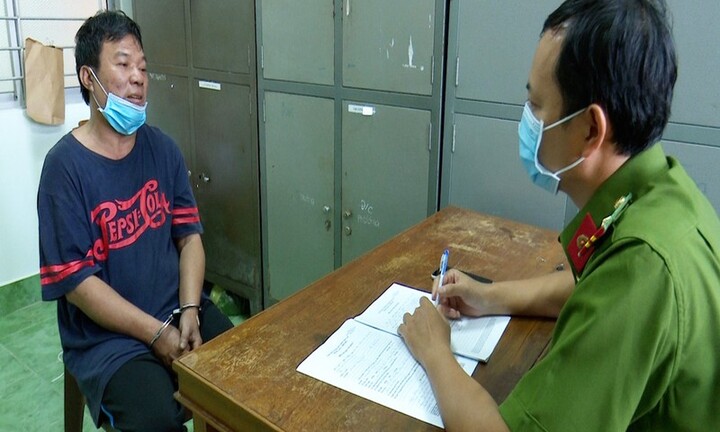 Tạm giữ đối tượng tưới xăng đốt vợ do ghen tuông