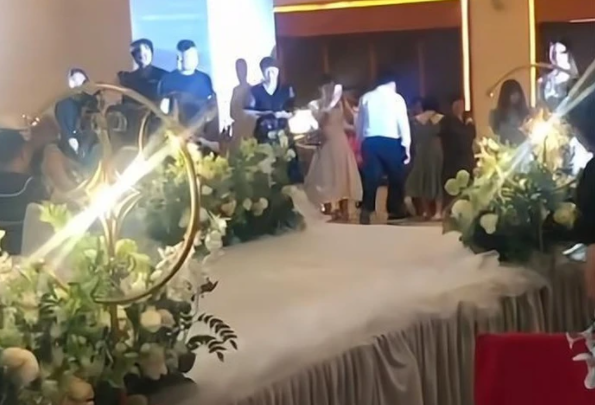 Đám cưới có hai cô dâu khiến hội trường náo loạn, diễn biến kịch tính ngang ngửa phim truyền hình