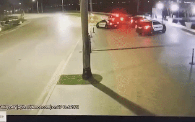 Clip: Ô tô bất ngờ mất lái đâm thẳng vào cột điện