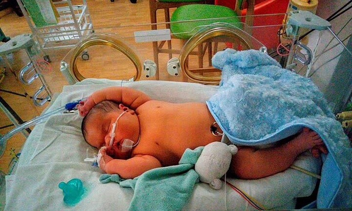 Kinh ngạc bé trai chào đời nặng 6,7 kg
