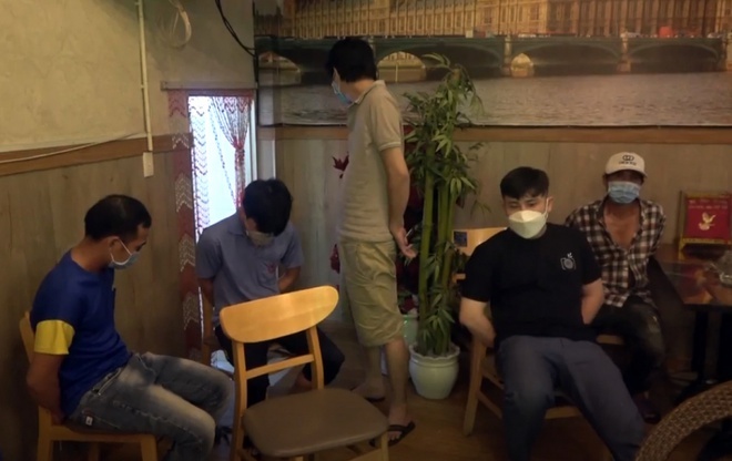 TP.HCM: Triệt phá tụ điểm cá độ bóng đá ở quán cà phê, phát hiện 2 người dương tính SARS-CoV-2