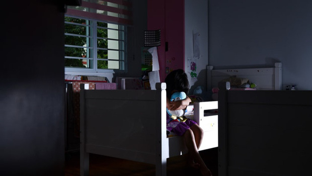 Bé gái bị bố nuôi lạm dụng nhiều năm, tội ác chỉ được vạch trần khi đứa trẻ bị mẹ đuổi khỏi nhà