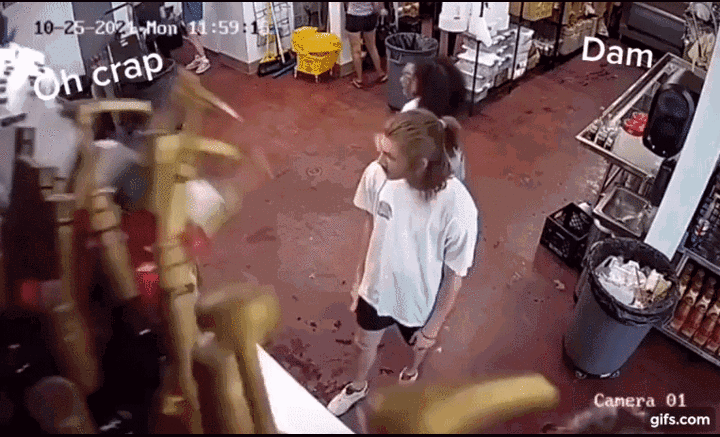 Nam thanh niên đang mua đồ trong siêu thị thì