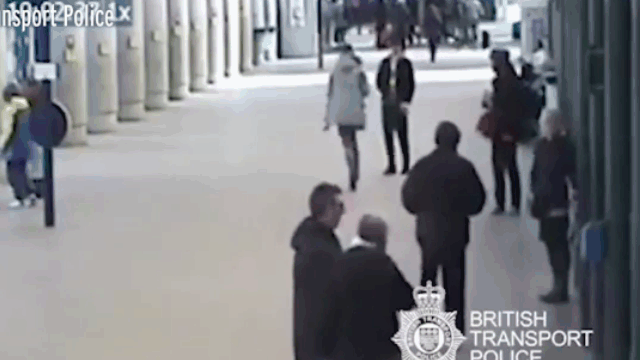 Clip: Nam thanh niên hạ gục tên cướp trong nháy mắt chỉ bằng động tác đơn giản