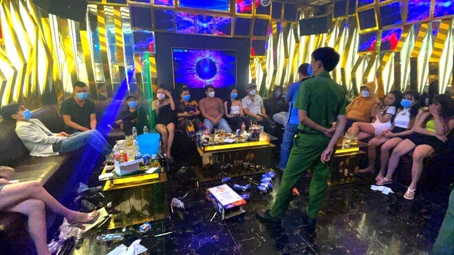 Bình Dương: Phát hiện 19 nam, nữ phê ma tuý trong quán karaoke