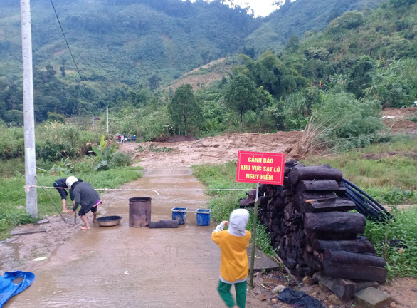 Quảng Nam: Cả quả đổ sập xuống nhà dân sau sạt lở kinh hoàng