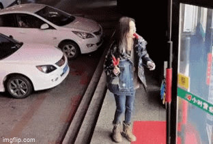 Cô gái làm rơi xúc xích xuống đất, hành động tiếp theo với bạn trai nhận nhiều 