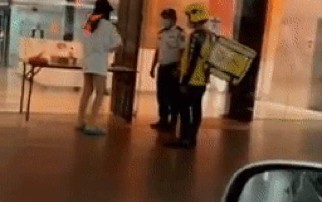 Cô gái thẳng tay hất cốc trà sữa vào shipper, nguyên nhân vô lý khiến tất cả sôi sục