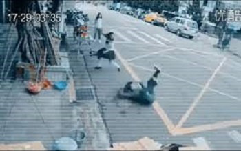 Clip: Nữ sinh võ nghệ cao cường hạ gục tên cướp trong tích tắc