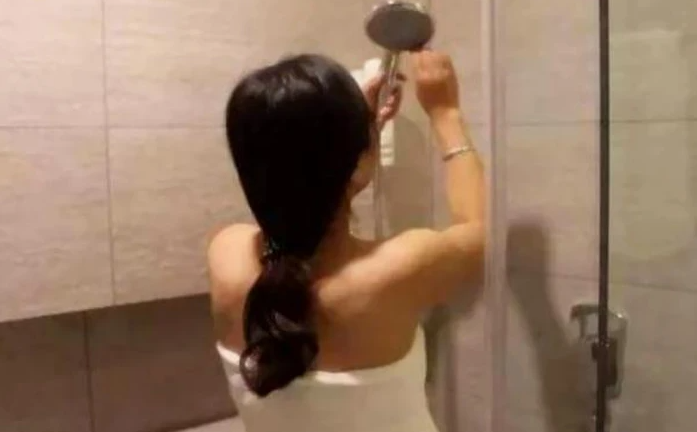 Chồng đệ đơn ly hôn vì vợ tắm quá nhiều lần trong ngày