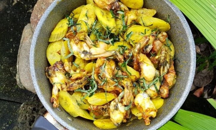 Cách làm ếch xào chuối ngon nhức nách chiêu đãi cả gia đình