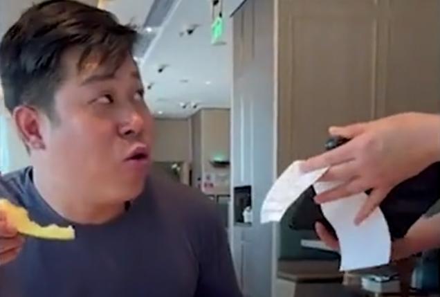 Người đàn ông nhận hóa đơn nhưng lại nói 