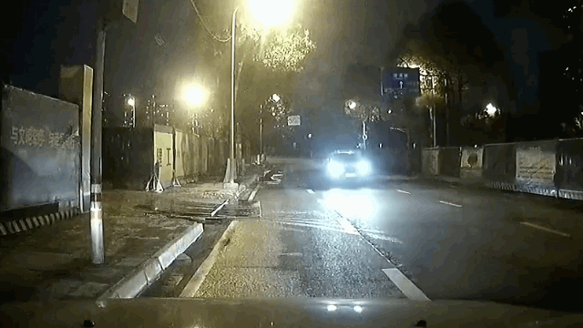 Ô tô đang di chuyển đột nhiên văng lên cao rồi đâm vào cột điện