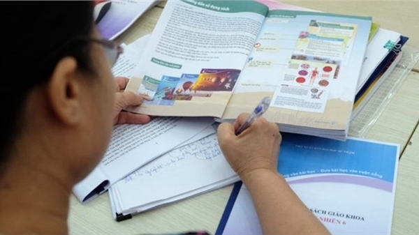Để quên sách giáo khoa, nữ sinh nhận hình phạt