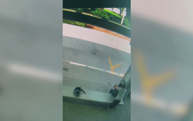 Gã đàn ông điên cuồng tấn công cô gái ở bến xe buýt và cái kết bất ngờ