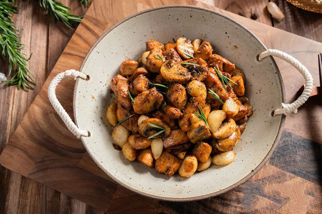 Ức gà sốt nấm mềm ngọt giúp bữa cơm gia đình hấp dẫn hơn bao giờ hết