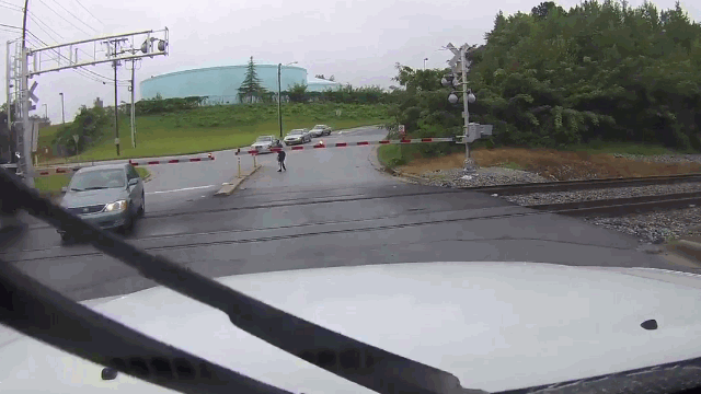 Clip: Ô tô gặp tai nạn kinh hoàng trên đường ray, nữ tài xế thoát chết trong gang tấc