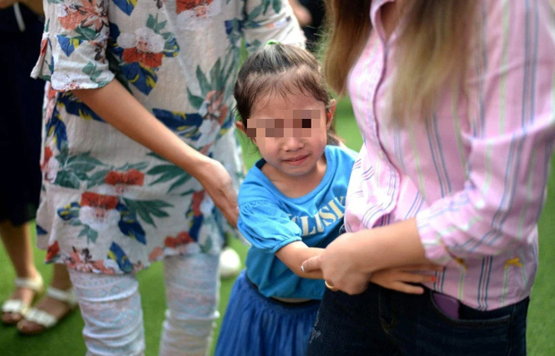 Thấy con gái mặc bộ đồ lạ, người mẹ hỏi giáo viên thì nhận lại thái độ gây sốc nặng