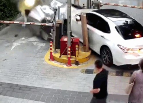 Mới tập lái xe, nữ tài xế lao về phía trước húc đổ bốt kiểm soát