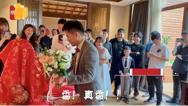 Chú rể ôm hôn cô dâu thắm thiết, đến khi mở khăn trùm thì run rẩy trước danh tính 