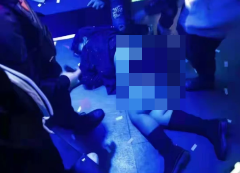 Cô gái say rượu nằm lăn lóc ngay tại quán bar, bộ dạng hớ hênh khiến nhiều người ngán ngẩm