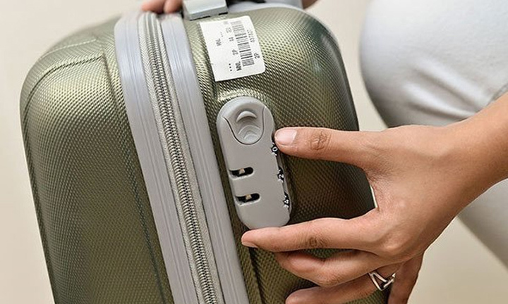 Nghi ngờ chồng qua lại với người yêu cũ, cô vợ càng chắc chắn hơn khi thấy vật này trong vali