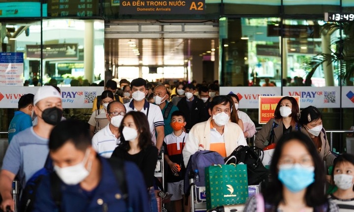 Sân bay Tân Sơn Nhất chật kín hành khách ngày mùng 5 Tết