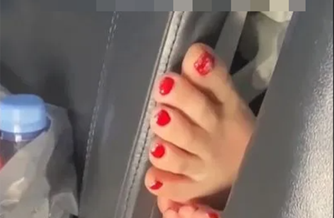 Đang ngồi trên máy bay, nữ hành khách 