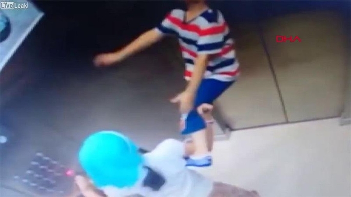 Clip bé gái nhanh trí cứu thoát em trai bị treo cổ trong thang máy