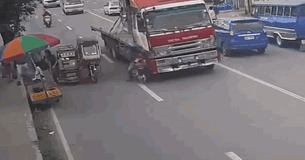 Clip: Sơ suất khi chuyển làn, người đàn ông suýt mất mạng dưới gầm xe đầu kéo