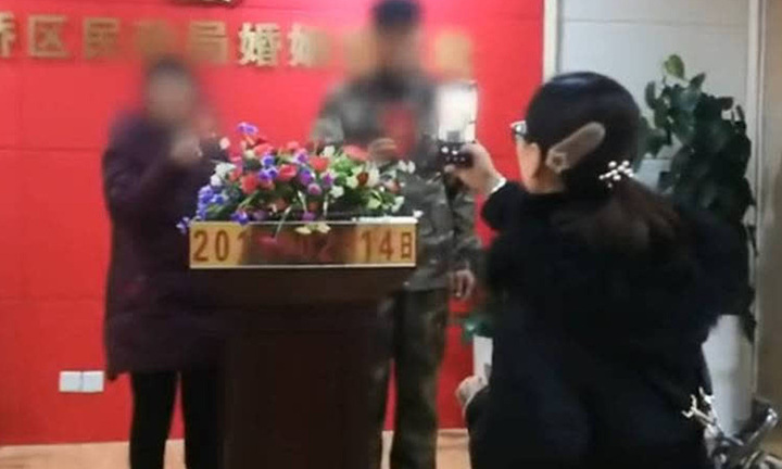 Cô gái đưa mẹ chồng và bố ruột đi đăng ký kết hôn đúng Valentine, câu chuyện phía sau gây nhiều xót xa