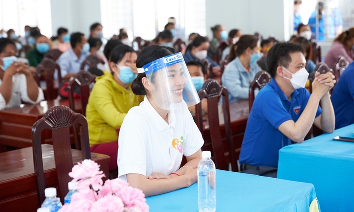 Lệ Nam tặng quà cho gia đình khó khăn tại Tiền Giang