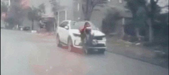 Clip: Chăm chú dùng điện thoại, người đi xe máy tông thẳng vào ô tô ngược chiều