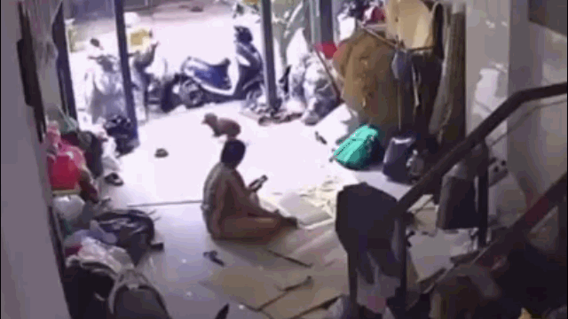 Clip: Xe máy mất kiểm soát phi thẳng vào nhà dân khiến chủ nhà thót tim