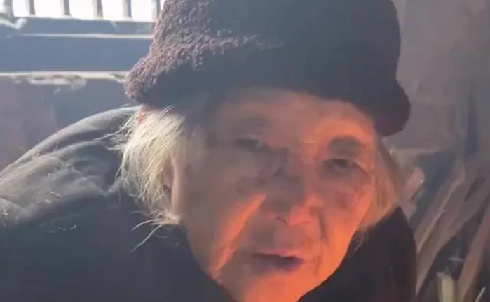 Thấy cháu gái áp lực chuyện lấy chồng, bà nội nói một câu khiến cộng đồng mạng cảm động