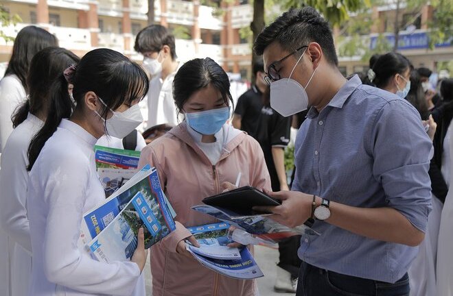Hàng loạt trường đại học ở TP.HCM nhận hồ sơ xét tuyển học bạ