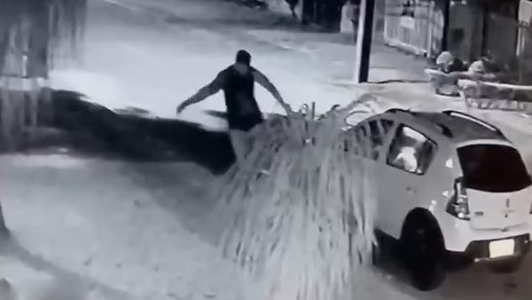 Thấy xe của vợ rung lắc, chồng