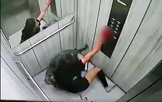 Bị chó cưng lao vào cắn xé dữ dội, cô gái may mắn thoát chết nhờ một hành động