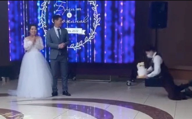 Nhân viên tiệc cưới vấp ngã đau điếng, thái độ của cô dâu chú rể khiến dân mạng phẫn nộ