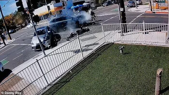 Clip: Xe đạp đi qua đúng chỗ 2 ô tô va chạm, diễn biến sau đó khiến nhiều người thót tim