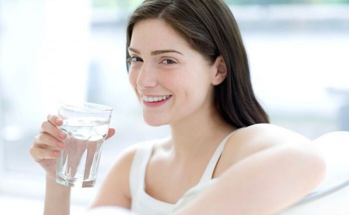Uống nước khi bụng đói có lợi ích sức khỏe như thế nào?