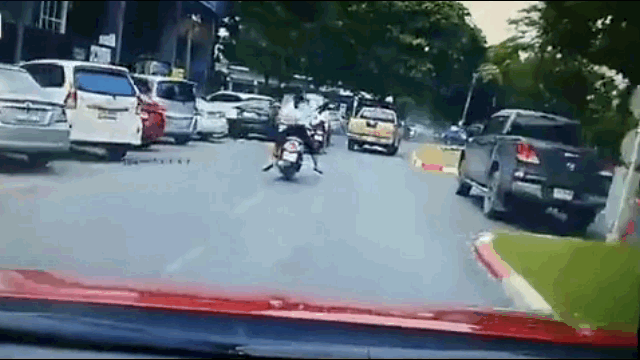 Clip: Ô tô lao như bay sang làn đường ngược chiều rồi tông trúng 3 chiếc xe máy