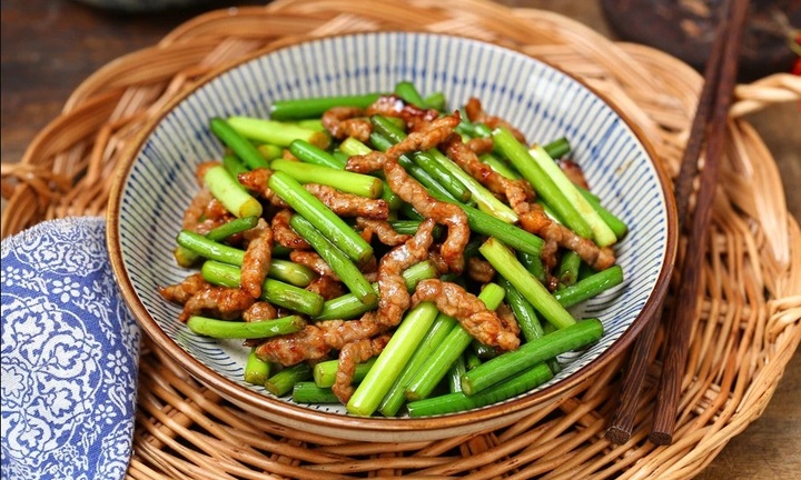 Thịt bò xào ngồng tỏi vừa thơm ngon lại phòng ngừa cảm cúm