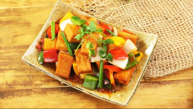 Đậu phụ chiên xào rau củ vừa bắt mắt lại cực ngon miệng