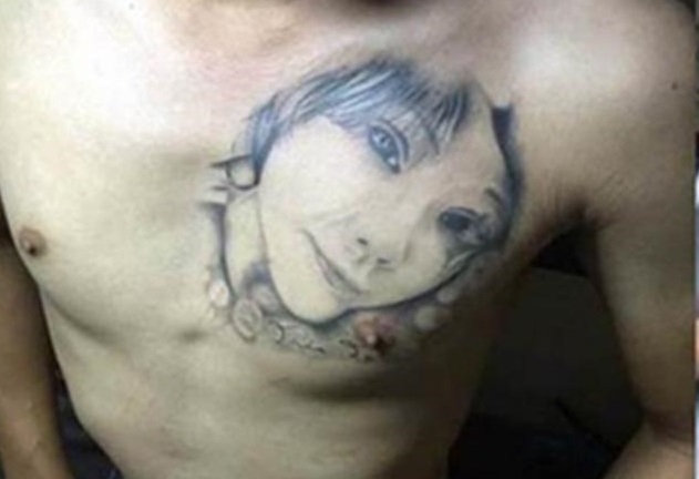 Lỡ xăm mặt người yêu lên ngực nhưng lại chia tay, chàng trai có cách xử lý cực 