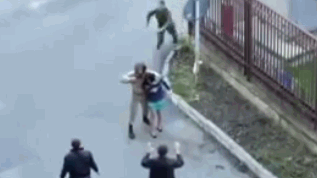 Clip: Nam quân nhân quật ngã tên cướp và cái kết khiến nhiều người bật cười