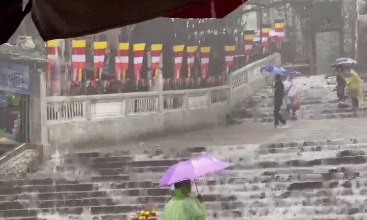 Clip mưa xối xả trên bậc đá chùa Hương khiến cộng đồng mạng lo lắng